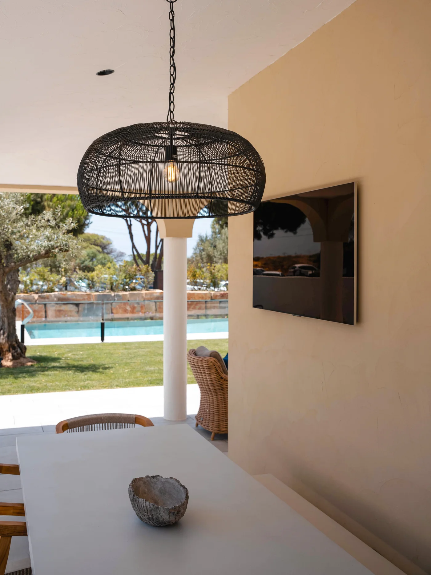 Terraço coberto aberto ao jardim e à piscina, no Algarve