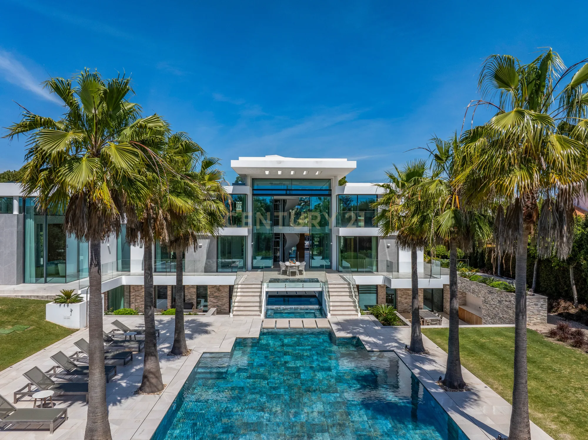 Vista aérea da moradia em Quinta do Lago, com piscina e jardim